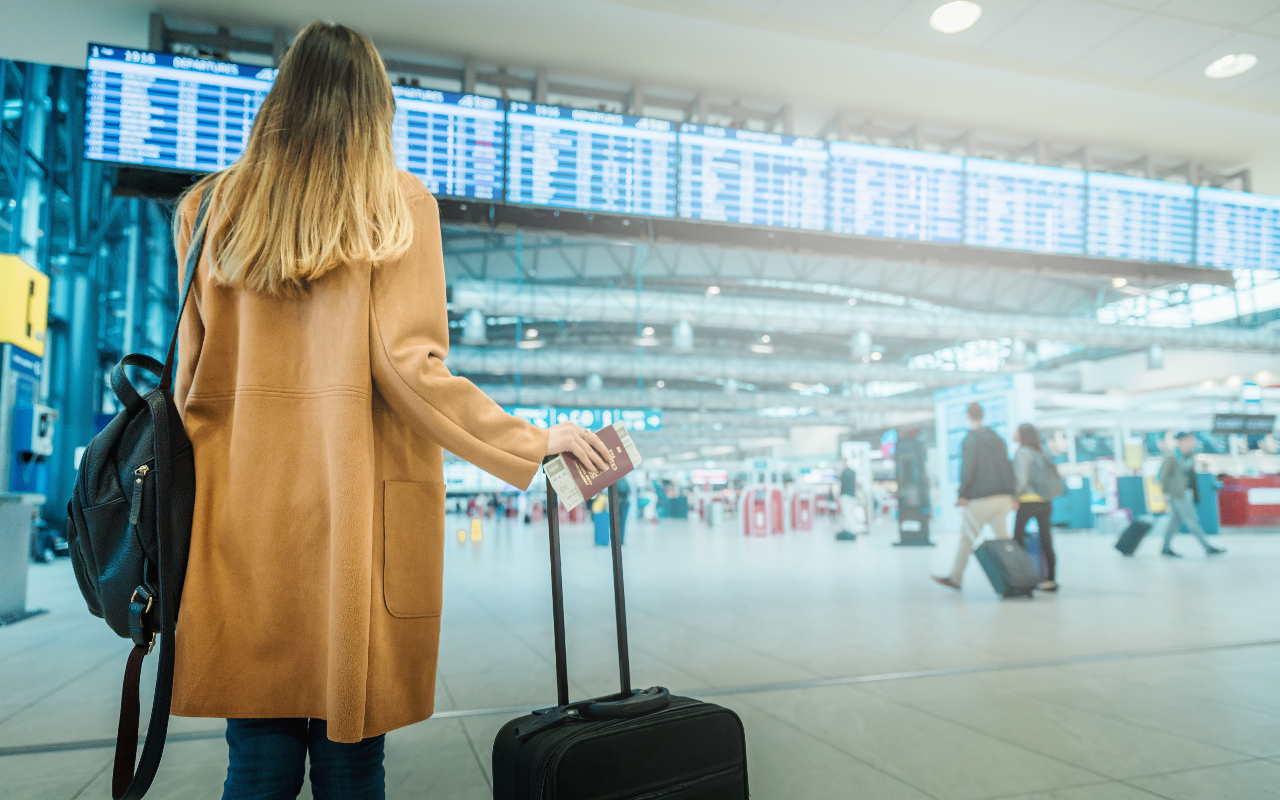 A business traveler about to catch a flight. Source: Pxfuel https://www.pxfuel.com/en/free-photo-jmter/ 